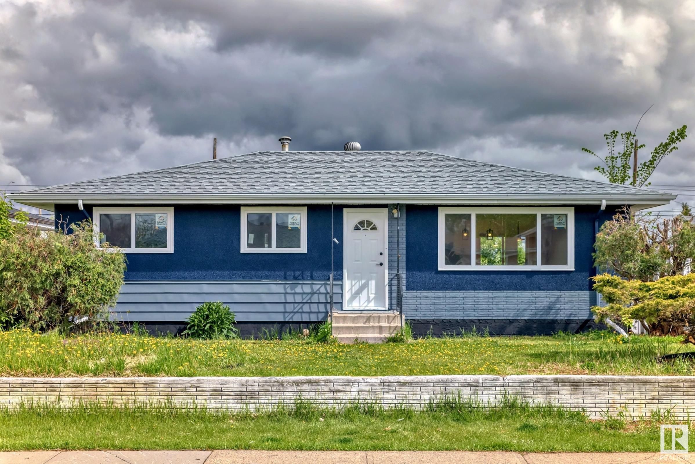 Main Photo: 9028 136 Avenue in Edmonton: Zone 02 House for sale : MLS®# E4389106