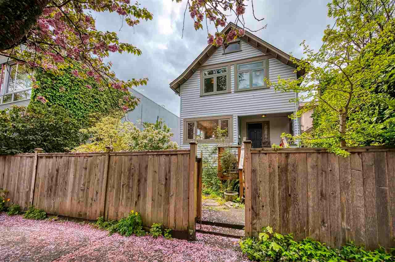 Main Photo: 2321 YEW Street in Vancouver: Kitsilano House for sale (Vancouver West)  : MLS®# R2593944