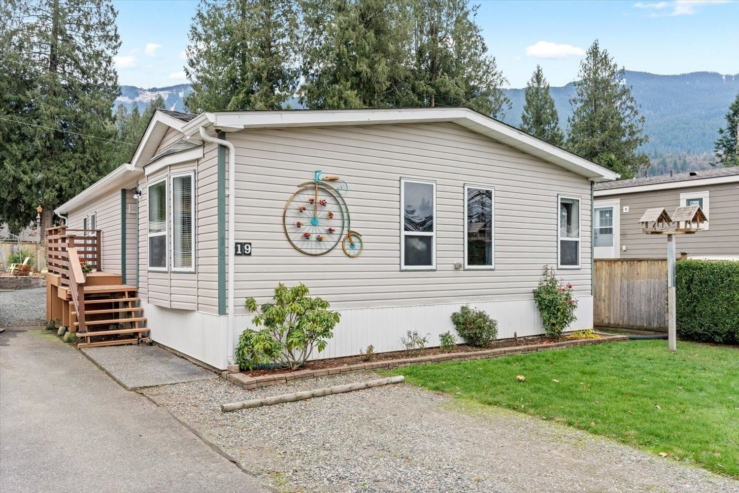Main Photo: 19 52324 YALE Road: Rosedale Manufactured Home for sale in "GORDANIA ESTATES" (East Chilliwack)  : MLS®# R2835521