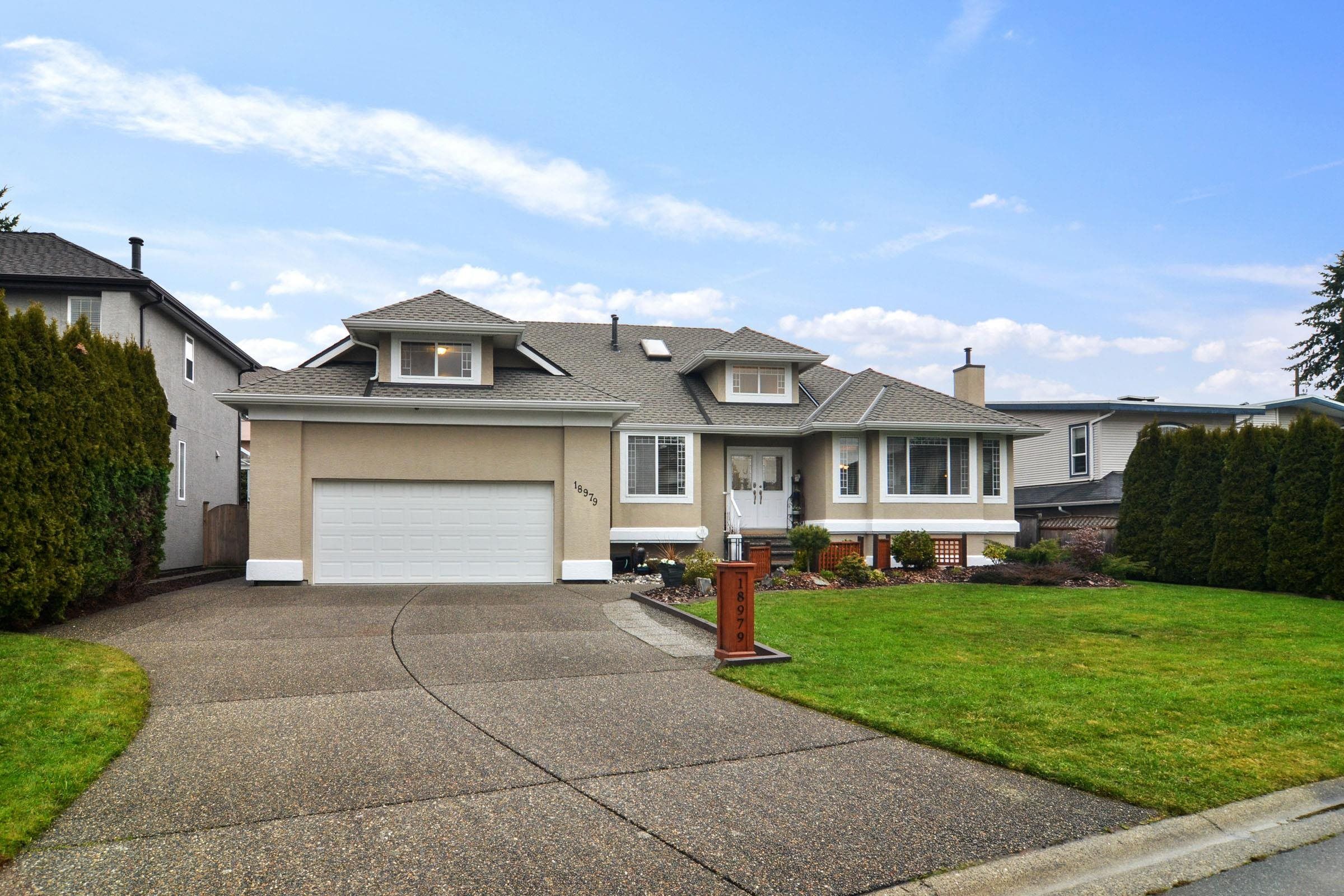 Main Photo: 18979 62A Avenue in Surrey: Cloverdale BC House for sale (Cloverdale)  : MLS®# R2653255