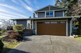 Photo 2: 4260 Dennis Dr in VICTORIA: SE Lake Hill House for sale (Saanich East)  : MLS®# 804312