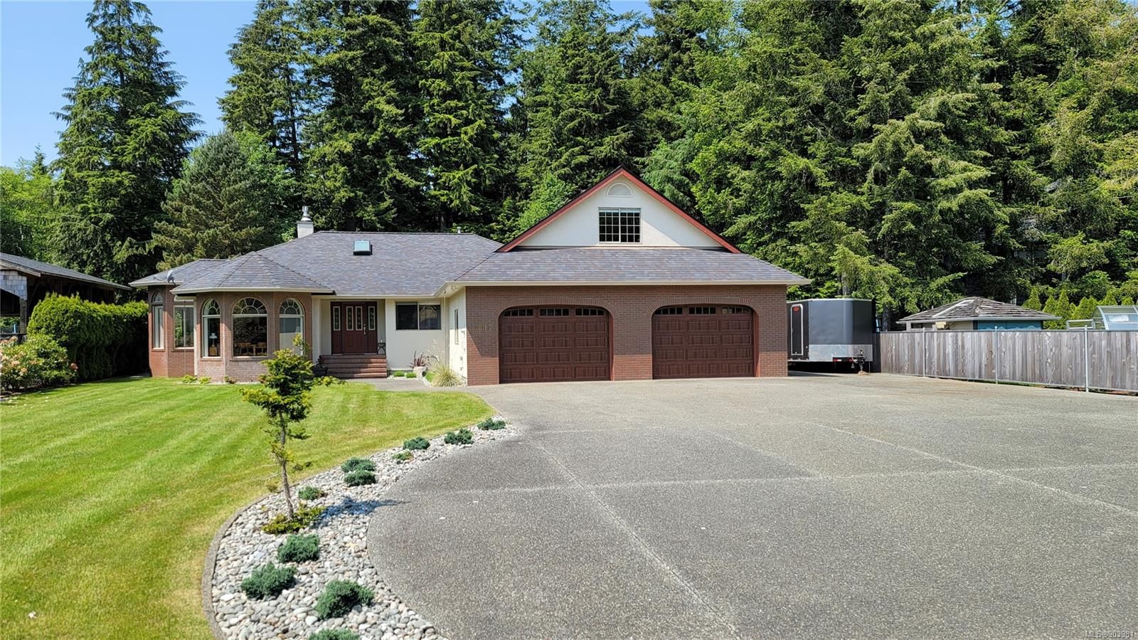Main Photo: 3817 Peak Dr in Campbell River: CR Campbell River South House for sale : MLS®# 903981