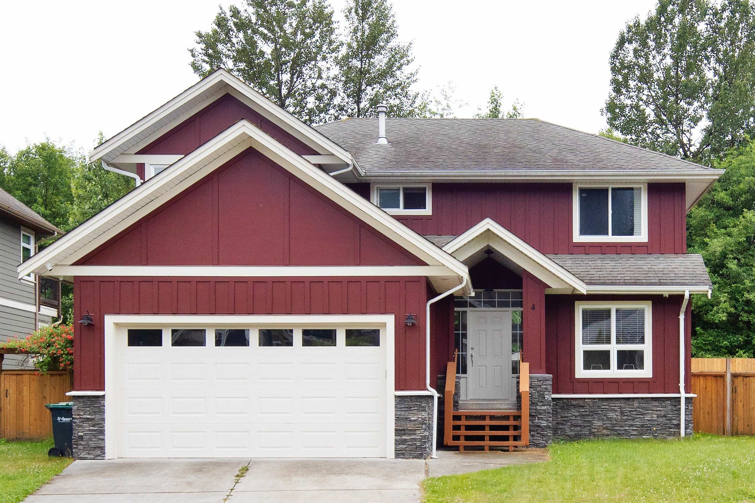 Main Photo: 4 1589 EAGLE RUN Drive in Squamish: Brackendale House for sale : MLS®# R2707435