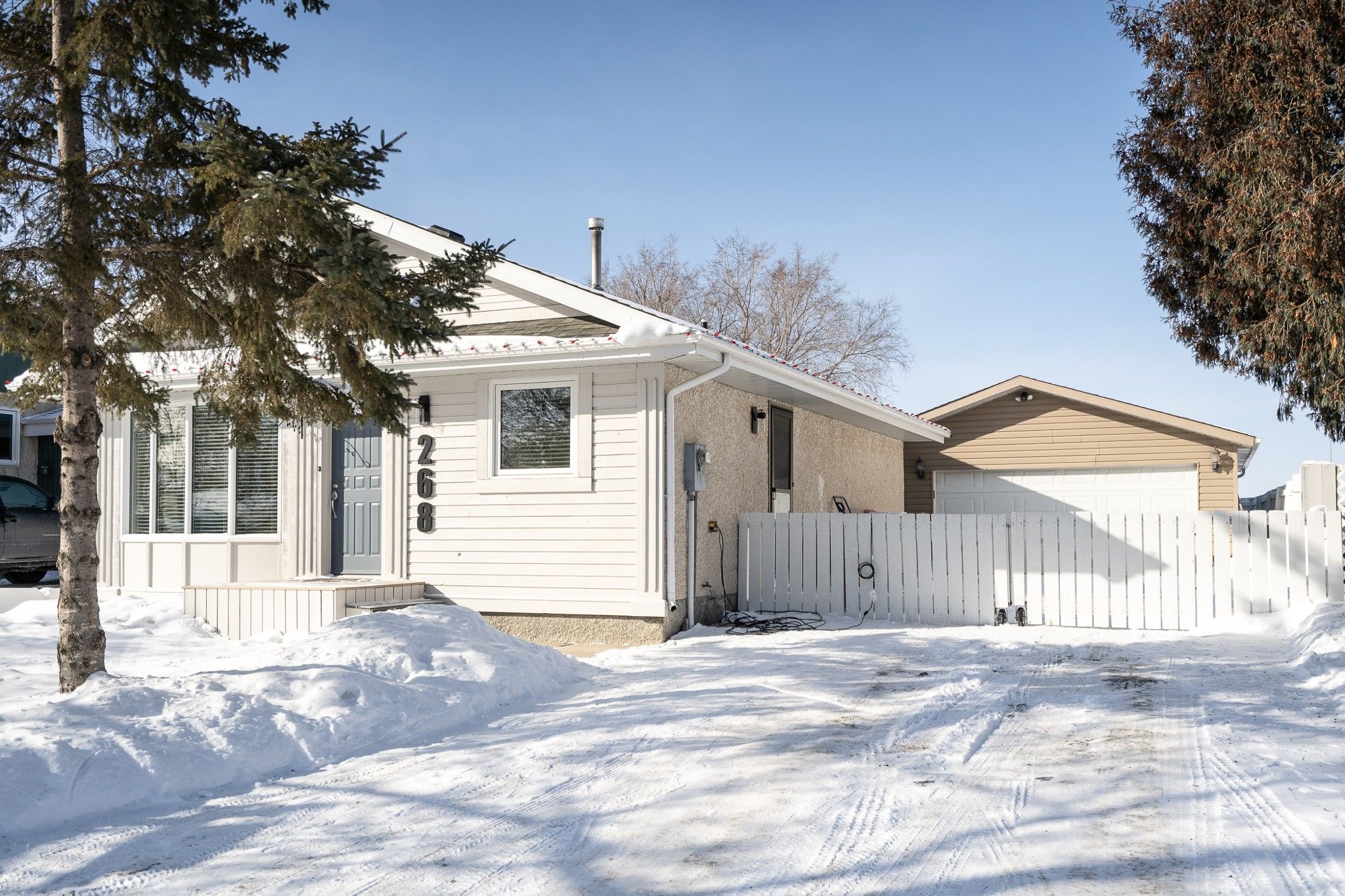 Main Photo: Canterbury Park Bungalow: House for sale (Winnipeg) 