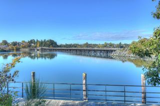 Photo 2: 302 330 Waterfront Cres in Victoria: Vi Rock Bay Condo for sale : MLS®# 896352