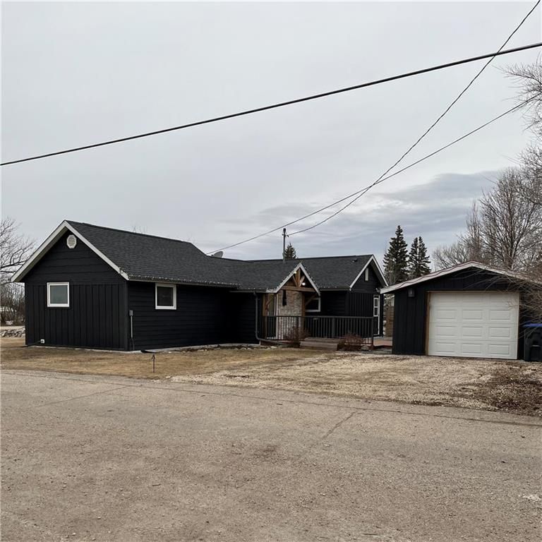 Main Photo: 102 MAIN Street in Lowe Farm: R35 Residential for sale (R35 - South Central Plains)  : MLS®# 202310218