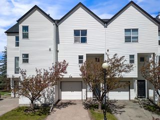 Main Photo: 15 200 Hidden Hills Terrace NW in Calgary: Hidden Valley Row/Townhouse for sale : MLS®# A2139431