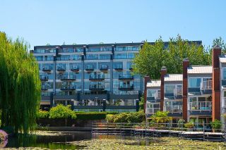 Photo 2: 424 1515 W 2ND Avenue in Vancouver: False Creek Condo for sale (Vancouver West)  : MLS®# R2712014