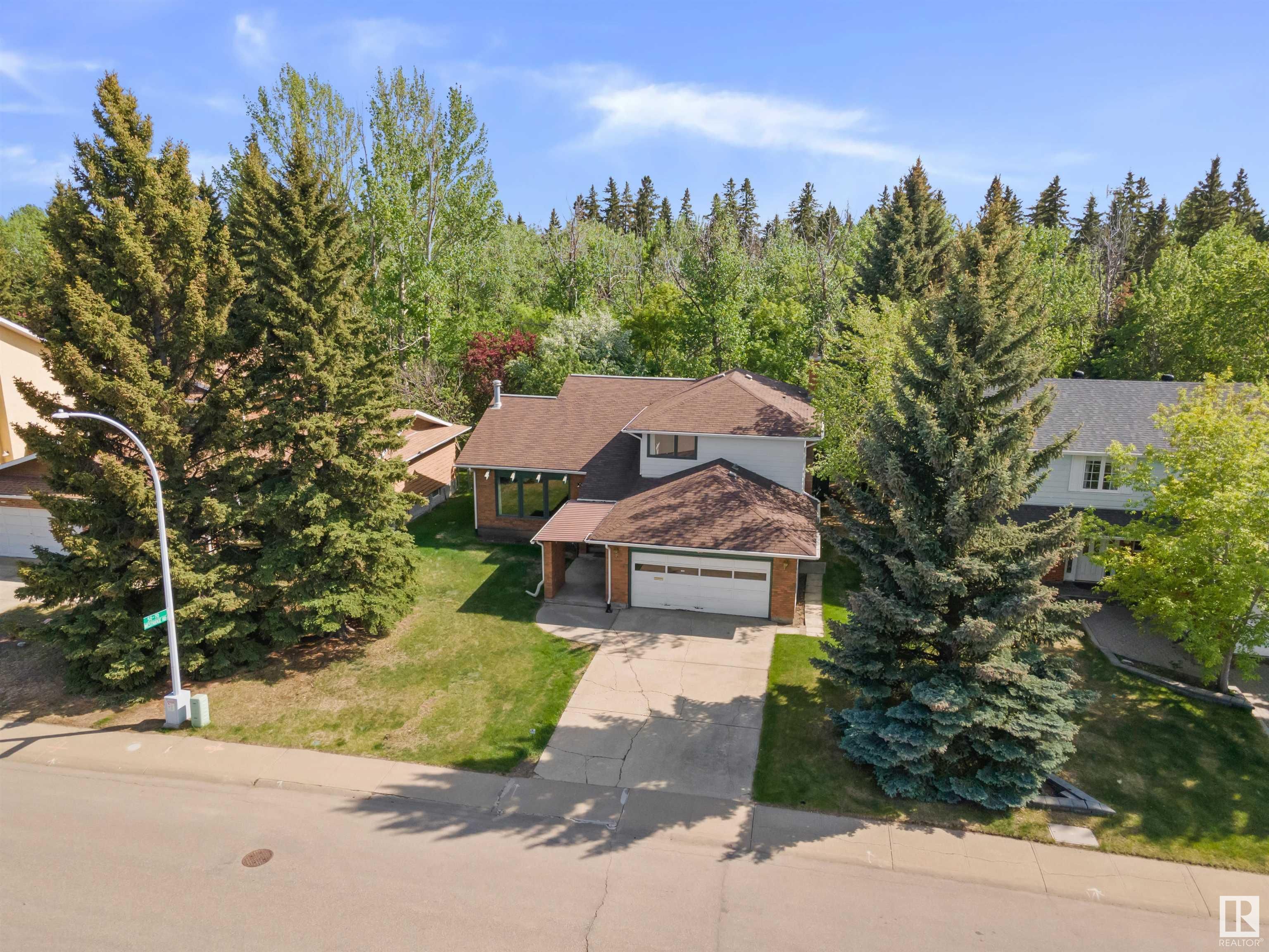 Main Photo: 63 WESTRIDGE Road in Edmonton: Zone 22 House for sale : MLS®# E4307461