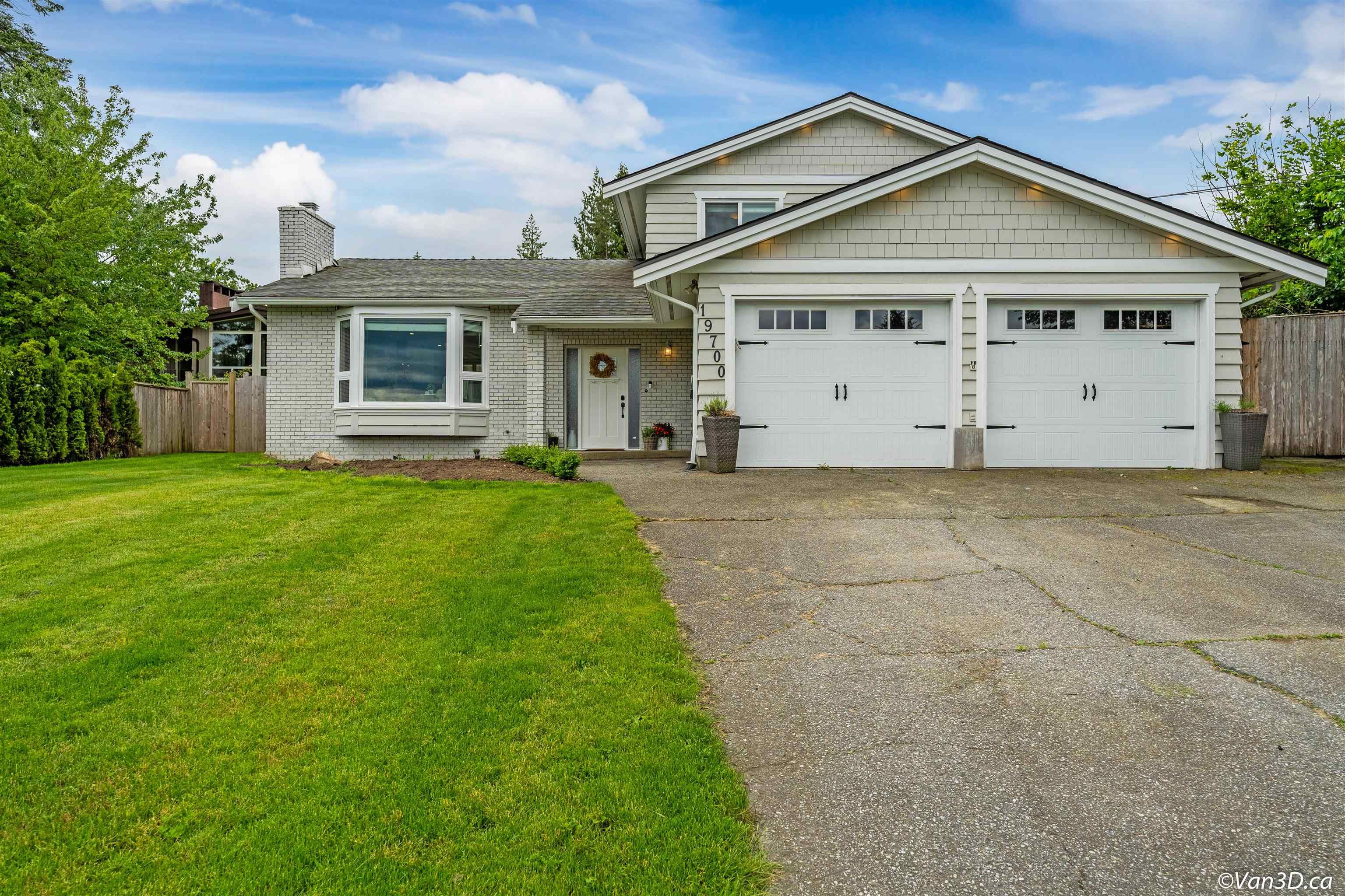 Main Photo: 19700 49 Avenue in Langley: Langley City House for sale : MLS®# R2724415