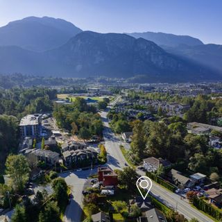 Photo 1: 38720 BUCKLEY Avenue in Squamish: Dentville House for sale : MLS®# R2727029