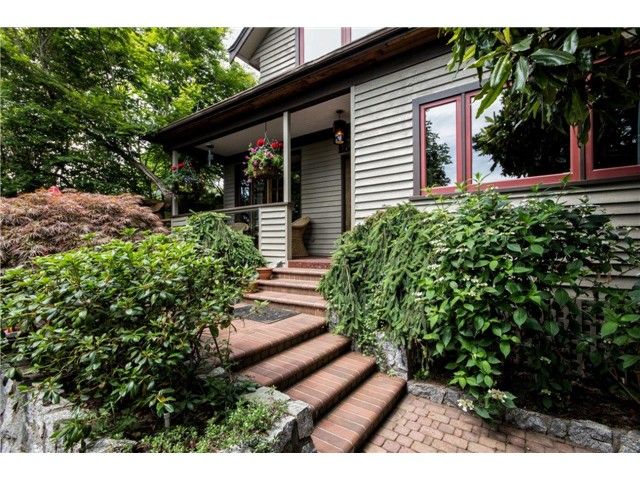 Photo 2: Photos: 552 E 6TH Street in North Vancouver: Lower Lonsdale House for sale in "QUEENSBURY" : MLS®# V1126107