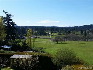 Photo 3: 4090 Holland Ave in VICTORIA: SW Strawberry Vale House for sale (Saanich West)  : MLS®# 699469