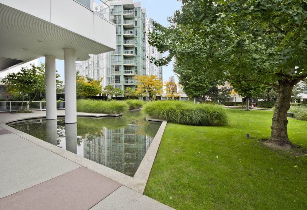 Main Photo: GR-3J 1077 MARINASIDE Crescent in Vancouver: Yaletown Condo for sale in "MARINASIDE RESORT" (Vancouver West)  : MLS®# R2050287