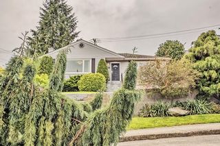 Photo 1: 802 BURNABY Street in New Westminster: The Heights NW House for sale in "THE HEIGHTS" : MLS®# R2165515
