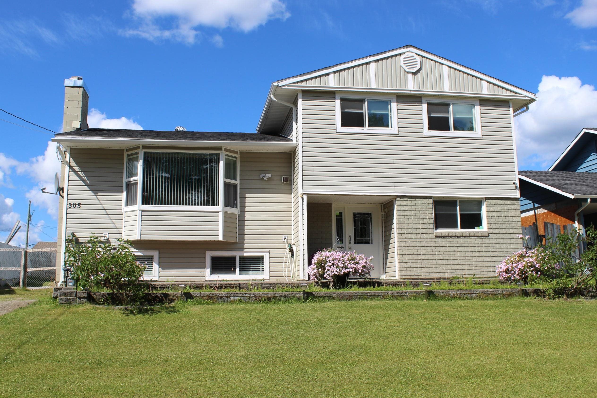 Main Photo: 305 CENTENNIAL Drive in Mackenzie: Mackenzie -Town House for sale : MLS®# R2713404