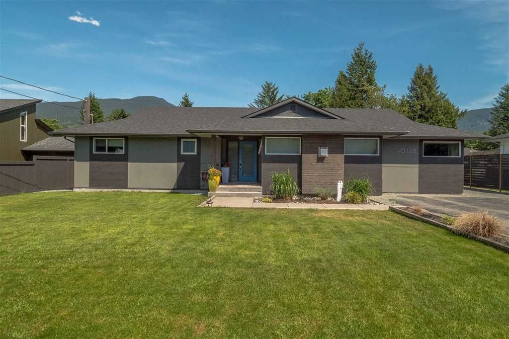 Main Photo: 40128 DIAMOND HEAD Road in Squamish: Garibaldi Estates House for sale in "Garibaldi Estates" : MLS®# R2842586