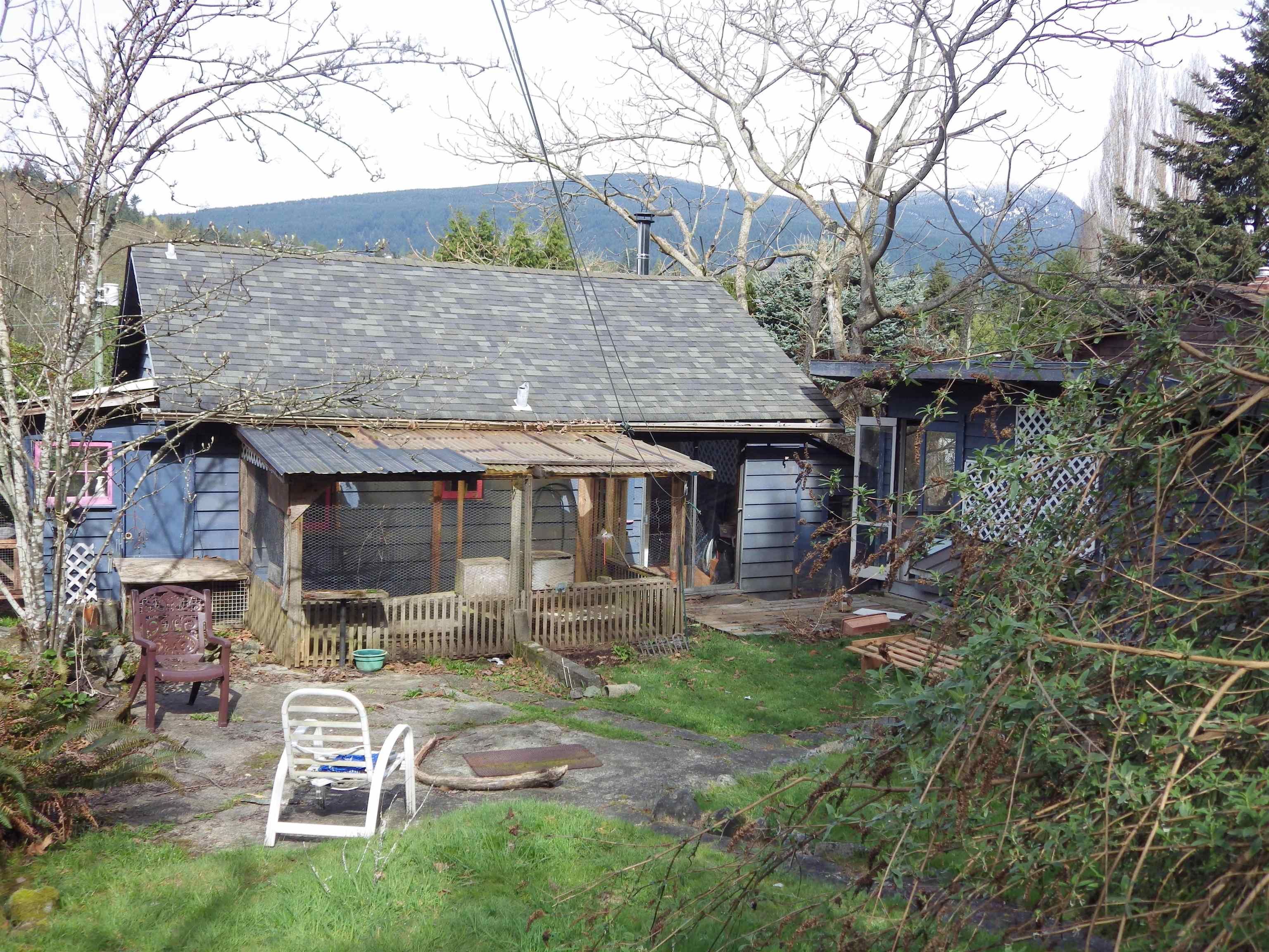 Main Photo: 316 HEADLANDS Road in Gibsons: Gibsons & Area House for sale (Sunshine Coast)  : MLS®# R2675647