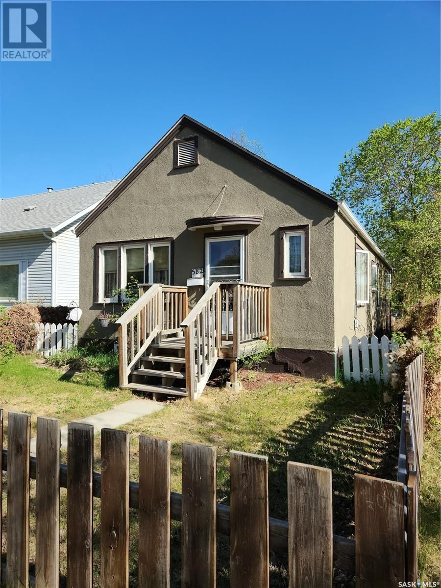Main Photo: 582 10TH STREET E in Prince Albert: House for sale : MLS®# SK923017