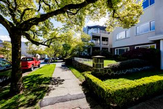 Photo 2: 2240 YORK Avenue in Vancouver: Kitsilano Townhouse for sale in "Ocean Point" (Vancouver West)  : MLS®# R2877276