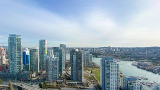 Photo 3: 3811 1480 HOWE Street in Vancouver: Yaletown Condo for sale in "VANCOUVER HOUSE BY WESTBANK" (Vancouver West)  : MLS®# R2670310