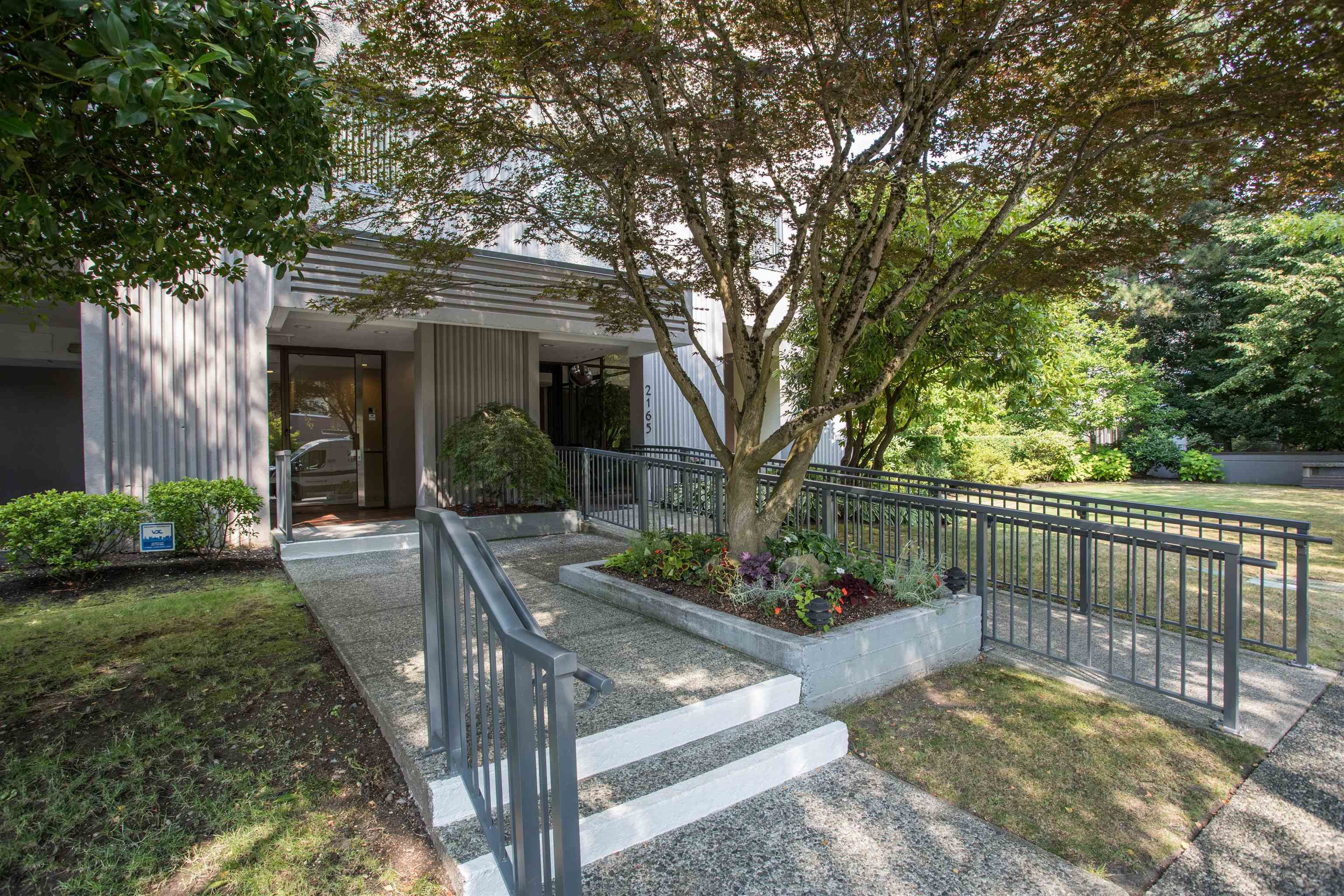 Main Photo: 402 2165 W 40TH Avenue in Vancouver: Kerrisdale Condo for sale in "THE VERONICA" (Vancouver West)  : MLS®# R2811710