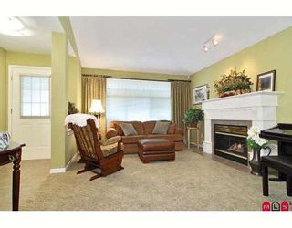Photo 3: 24 8555 209TH Street in Langley: Walnut Grove Townhouse for sale in "AUTUMNWOOD" : MLS®# F2914453