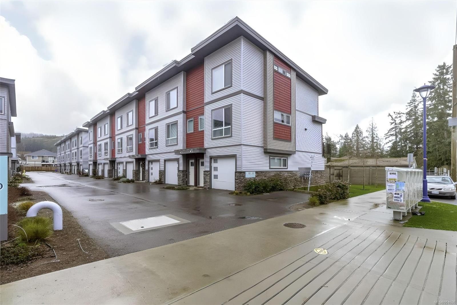 Main Photo: 206 3351 Luxton Rd in Langford: La Luxton Row/Townhouse for sale : MLS®# 951696