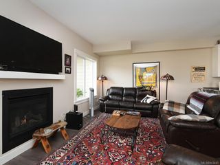 Photo 2: 2975 Amy Rd in Langford: La Goldstream Half Duplex for sale : MLS®# 843441