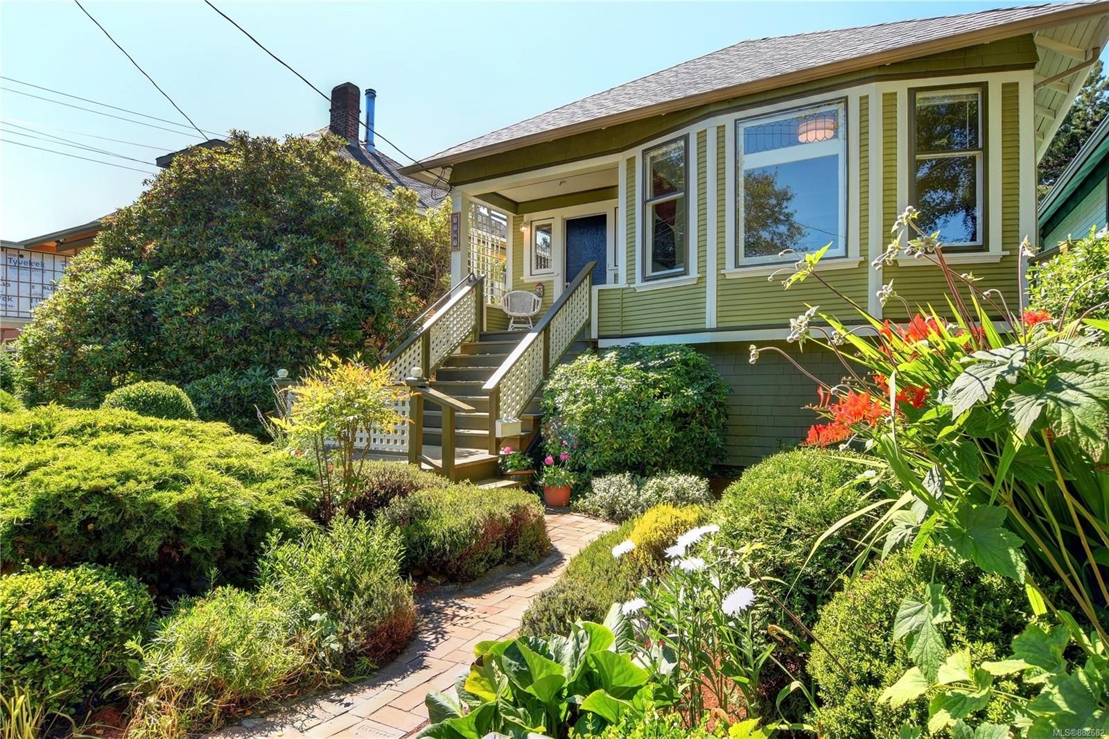Main Photo: 1121 Chapman St in Victoria: Vi Fairfield West House for sale : MLS®# 882682