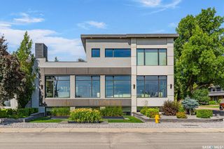 Photo 1: 318 Sturgeon Drive in Saskatoon: River Heights SA Residential for sale : MLS®# SK905027