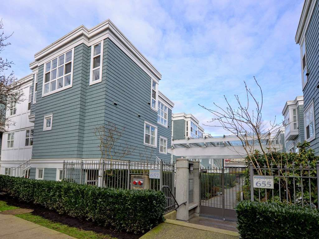 Main Photo: 101 657 W 7TH Avenue in Vancouver: Fairview VW Townhouse for sale in "THE IVY'S" (Vancouver West)  : MLS®# R2241548