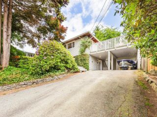 Photo 2: 430 GENOA Crescent in North Vancouver: Upper Delbrook House for sale : MLS®# R2893627