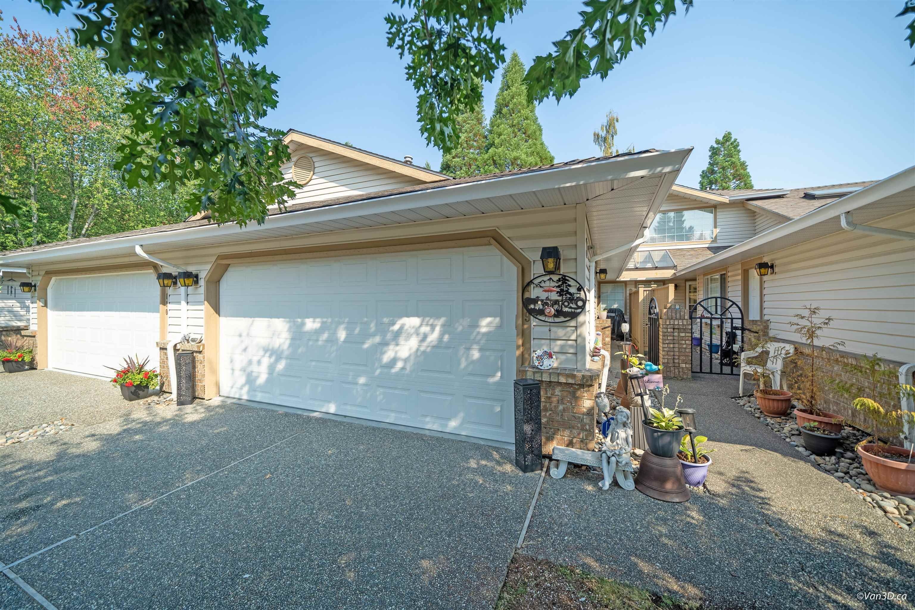 Main Photo: 109 9715 148A Street in Surrey: Guildford Townhouse for sale (North Surrey)  : MLS®# R2809733