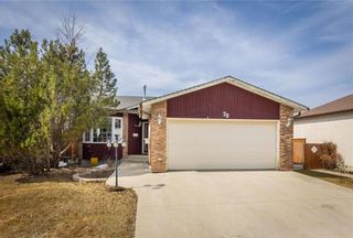 Photo 1: 70 Stoney Lake Bay in Winnipeg: House for sale : MLS®# 202407359