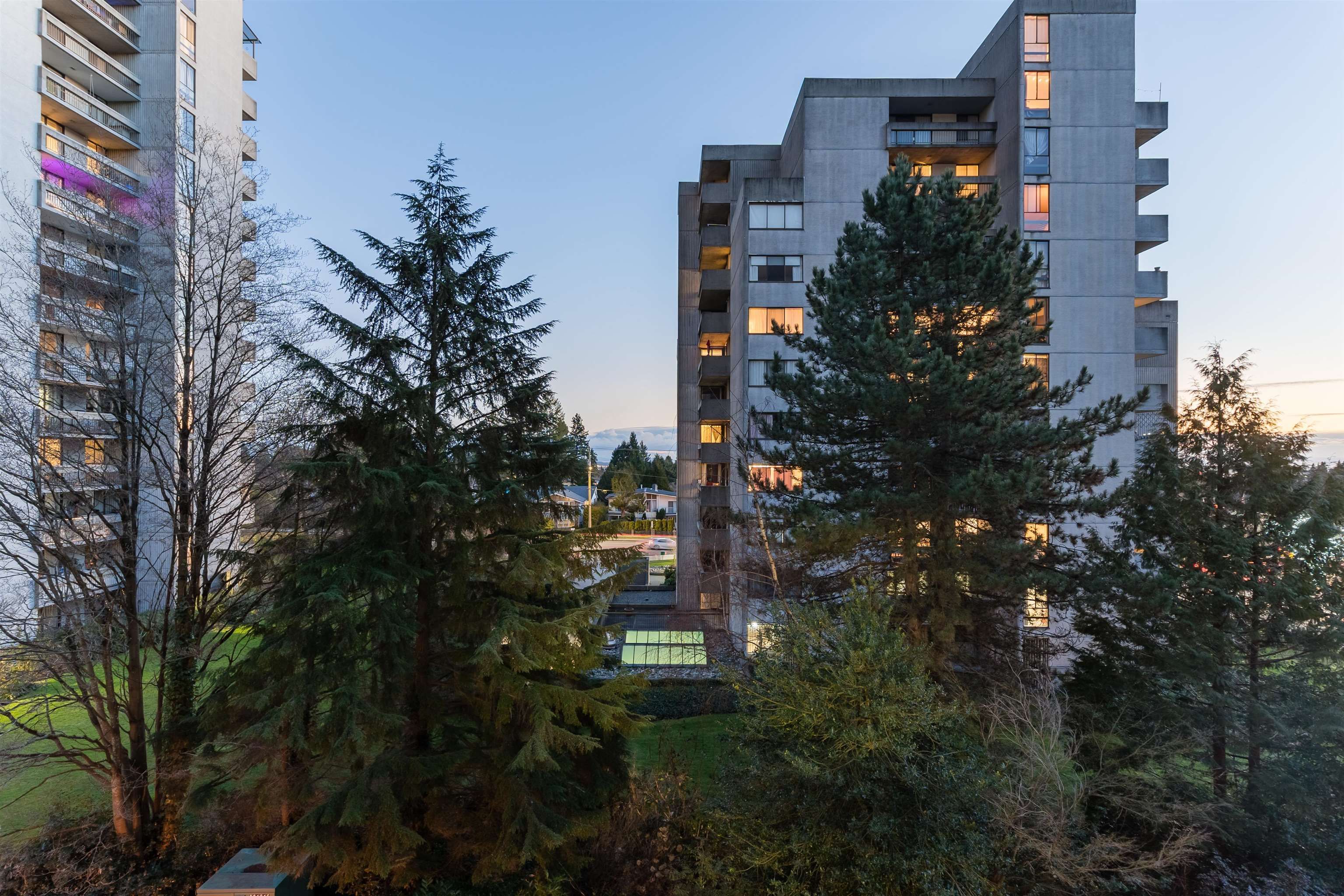 Main Photo: 405 6689 WILLINGDON Avenue in Burnaby: Metrotown Condo for sale in "KENSINGTON HOUSE" (Burnaby South)  : MLS®# R2650126