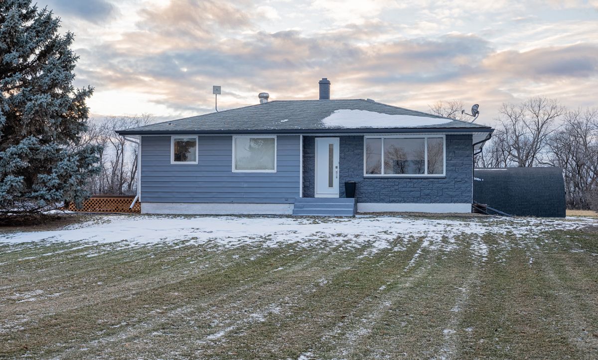 Main Photo: 63034 Munro (42W) Road in Portage la Prairie RM: House for sale : MLS®# 202331289