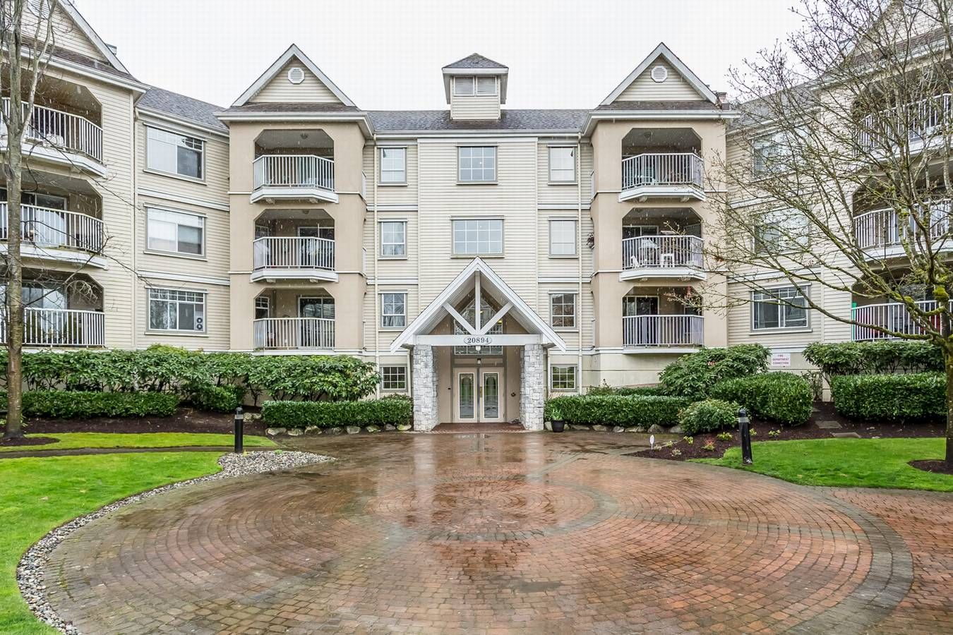 Main Photo: 215 20894 57 Avenue in Langley: Langley City Condo for sale in "BAYBERRY LANE" : MLS®# R2254851