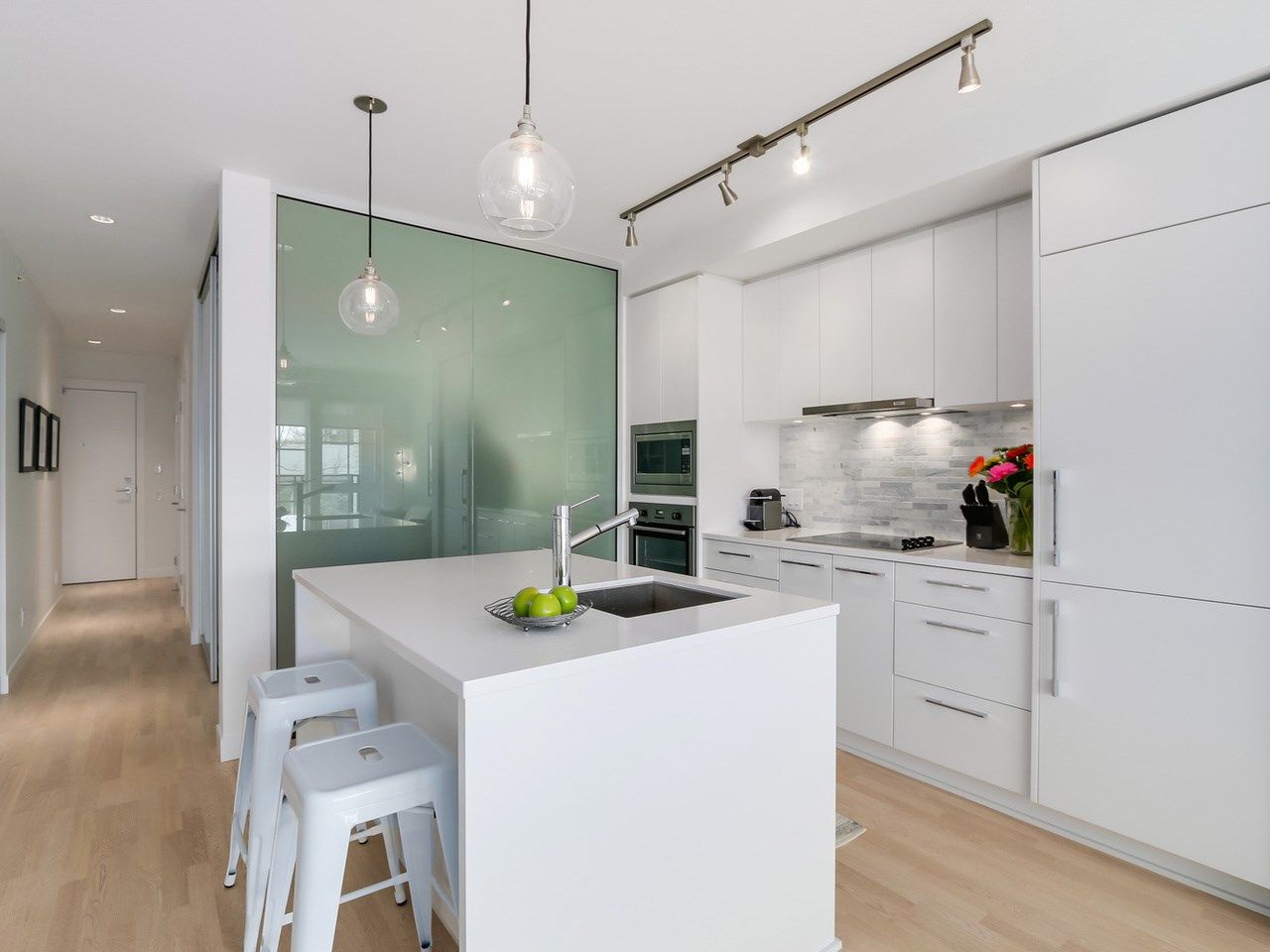 Photo 4: Photos: PH3 2468 BAYSWATER Street in Vancouver: Kitsilano Condo for sale in "BAYSWATER BY  MOSACI" (Vancouver West)  : MLS®# R2050432