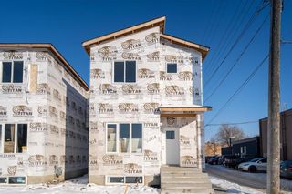Photo 1: 211 Hartford Avenue in Winnipeg: West Kildonan Residential for sale (4D)  : MLS®# 202227301