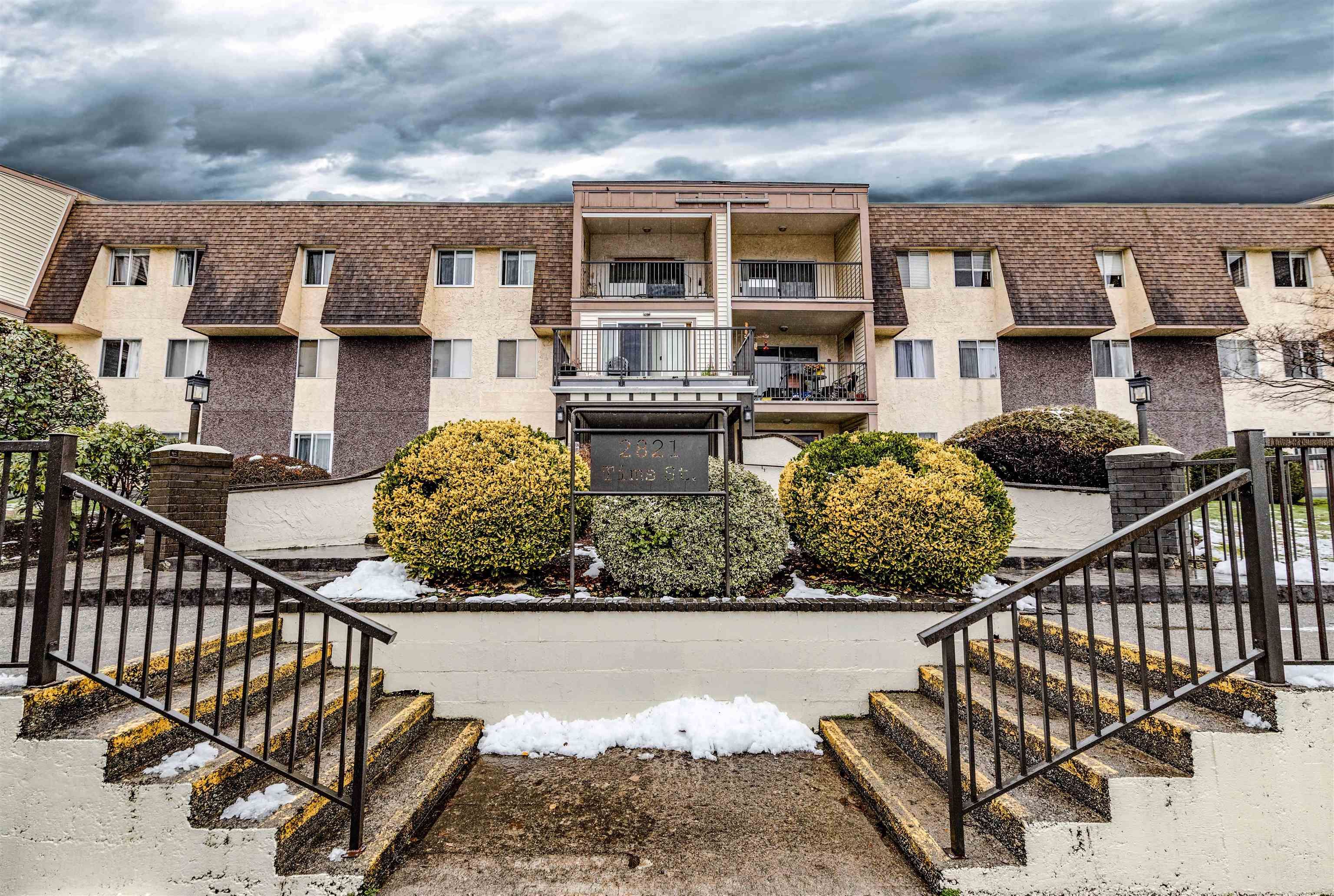 Main Photo: 226 2821 TIMS Street in Abbotsford: Abbotsford West Condo for sale in "Parkview Estates" : MLS®# R2638051