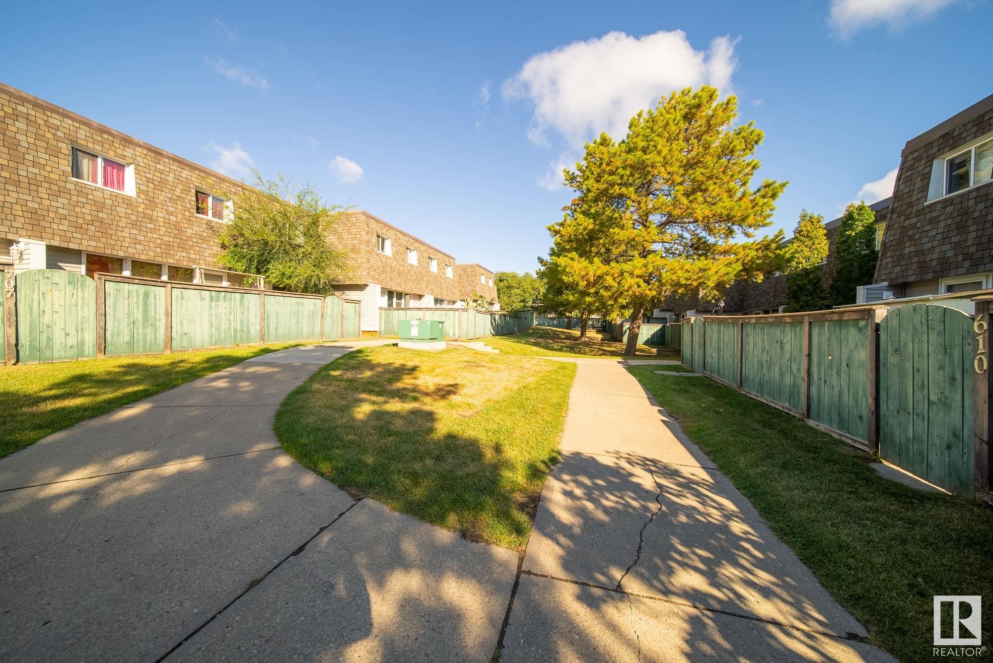 Main Photo: 705 VILLAGE ON THE GREEN in Edmonton: Zone 02 Townhouse for sale : MLS®# E4314597