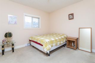 Photo 25: 1 2559 Cook St in Victoria: Vi Oaklands Half Duplex for sale : MLS®# 936819