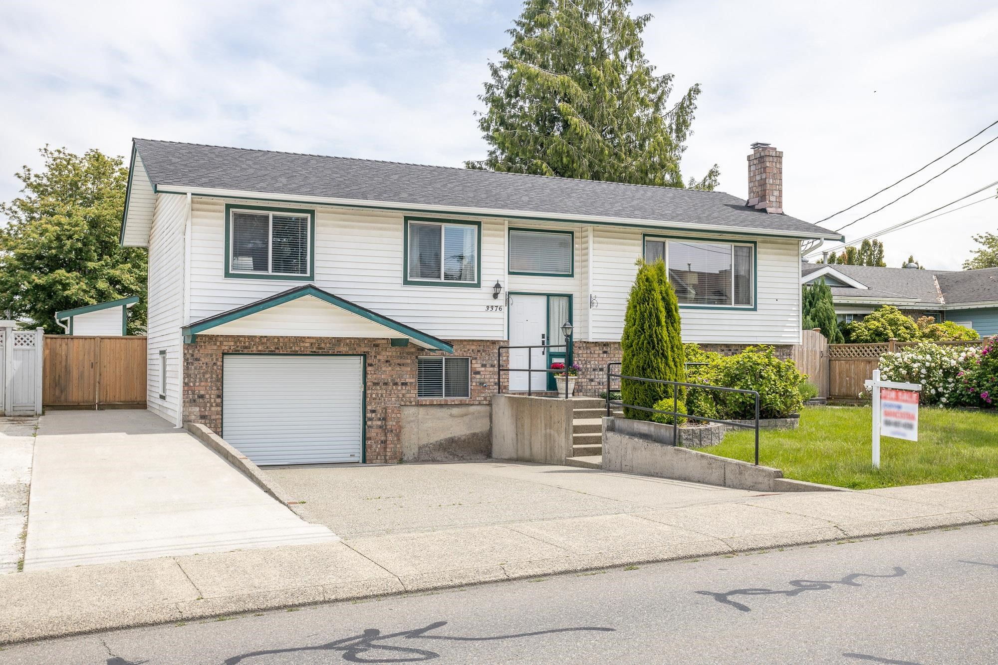 Main Photo: 3376 CLEARBROOK Road in Abbotsford: Central Abbotsford House for sale : MLS®# R2722701