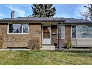 Photo 3: 32 BRAZEAU Crescent SW in Calgary: Braeside House for sale : MLS®# C4088680