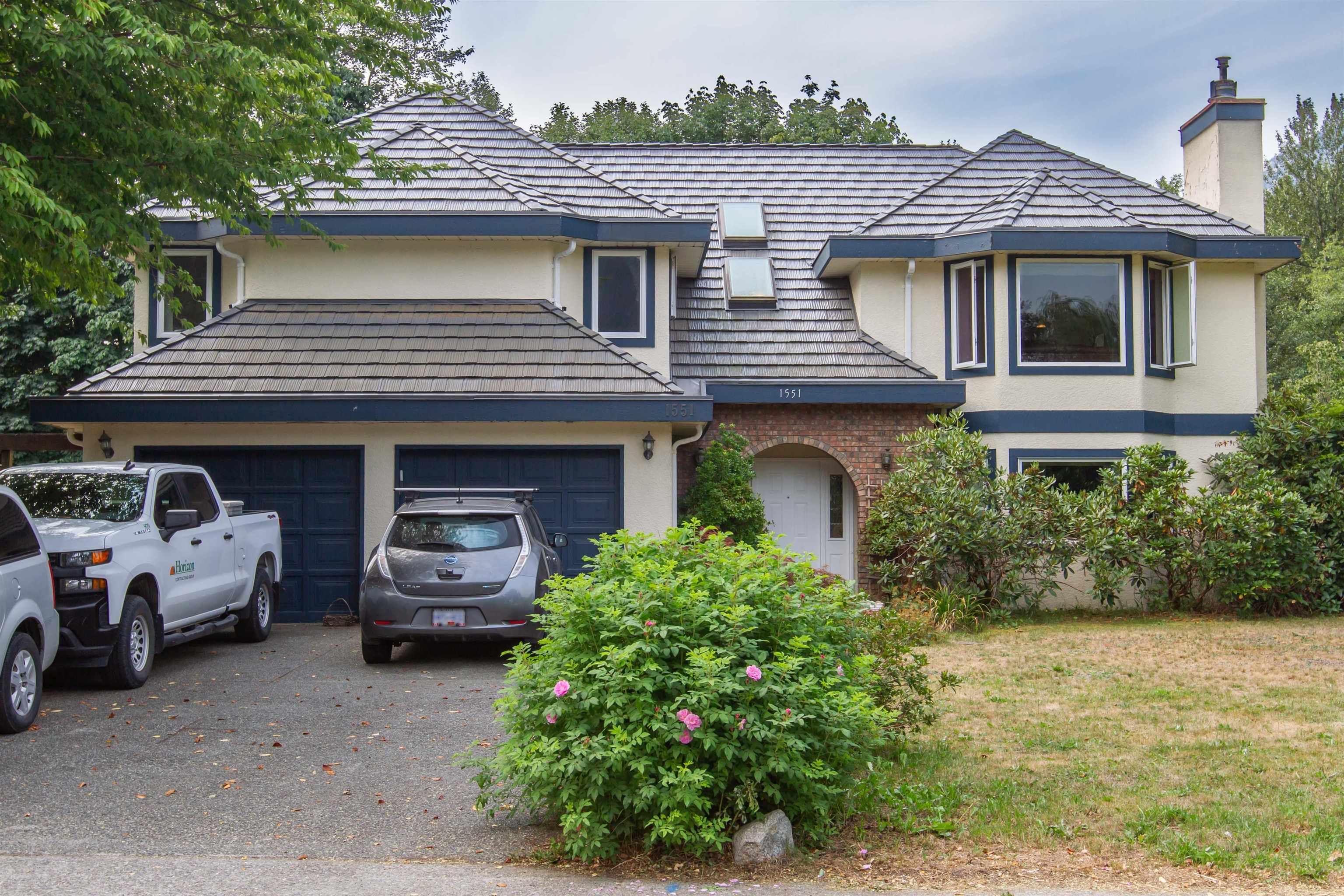 Main Photo: 1551 EAGLE RUN Drive in Squamish: Brackendale House for sale : MLS®# R2805378