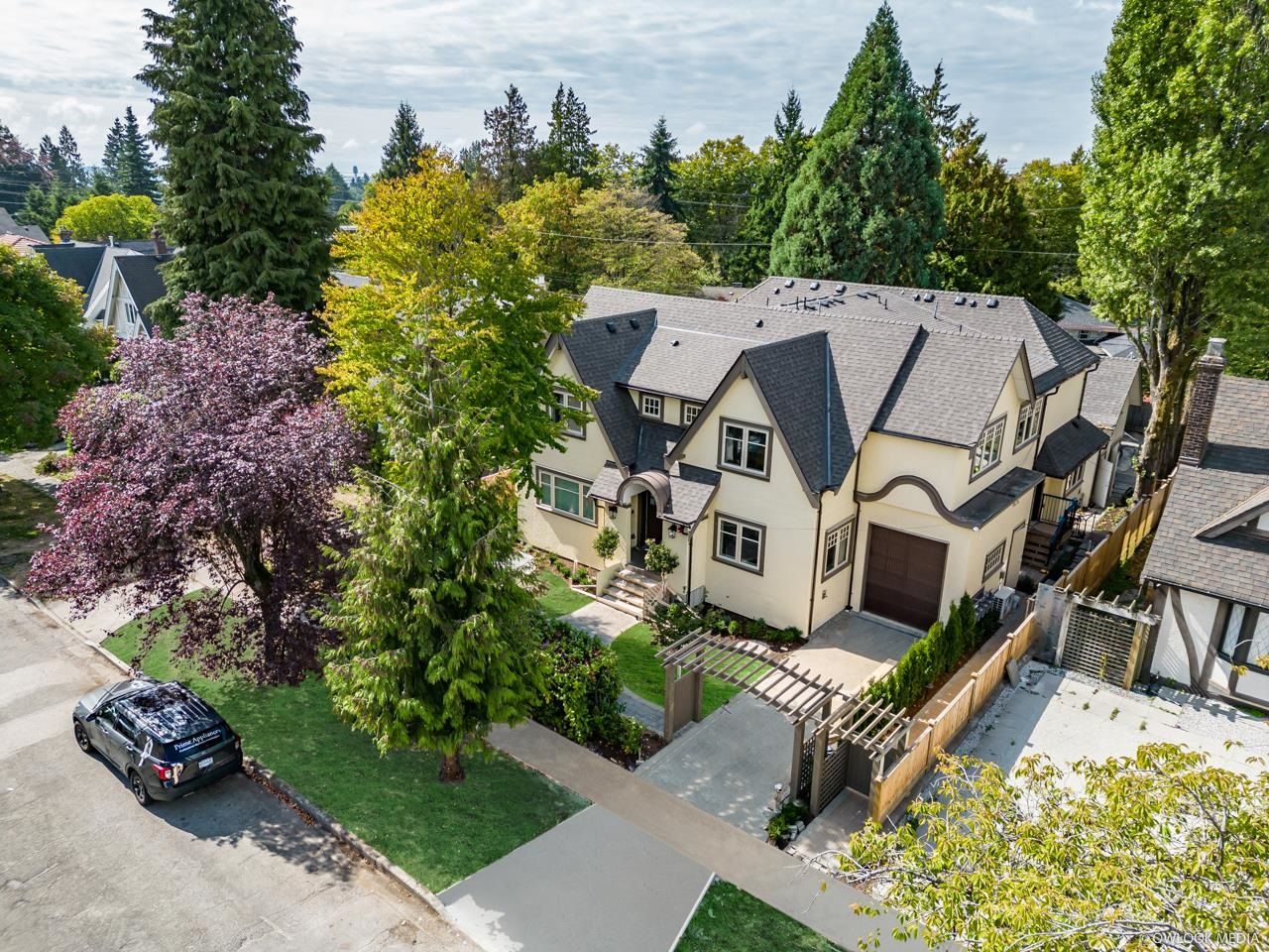 Main Photo: 7059 CYPRESS Street in Vancouver: Kerrisdale Townhouse for sale in "ASCOT" (Vancouver West)  : MLS®# R2816201