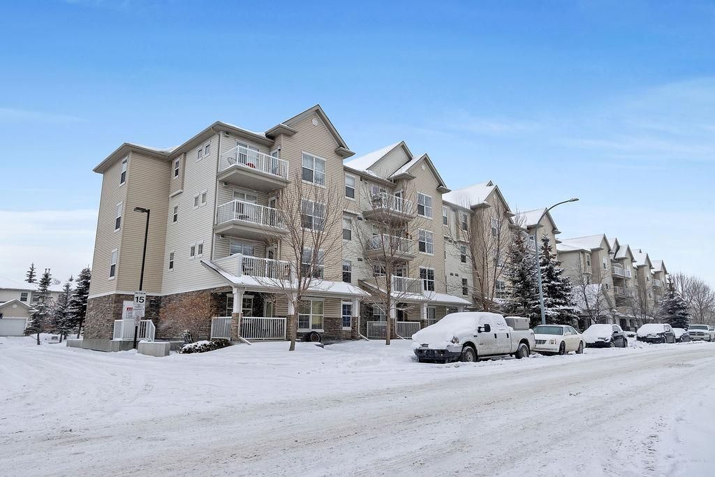 Main Photo: 304 2000 Applevillage Court SE in Calgary: Applewood Park Apartment for sale : MLS®# A2028828