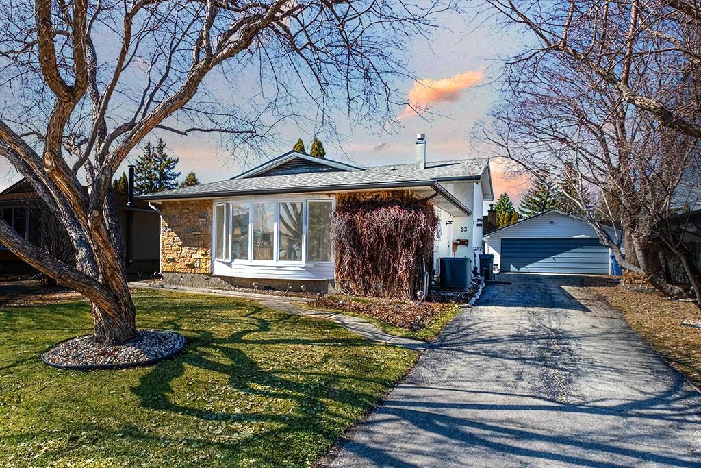 Main Photo: 23 Southmoor Road in Winnipeg: Niakwa Place Residential for sale (2H)  : MLS®# 202209158
