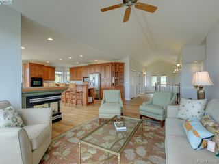 Photo 3: 7013 Beach View Crt in SAANICHTON: CS Island View House for sale (Central Saanich)  : MLS®# 818670